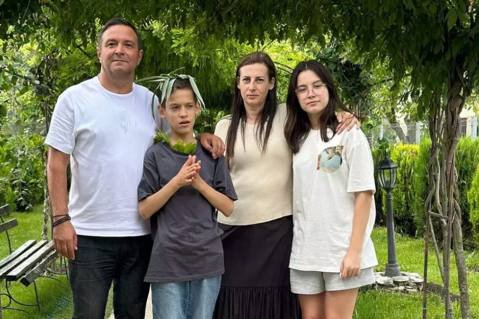 Daniel Buzdugan, alături de familia sa