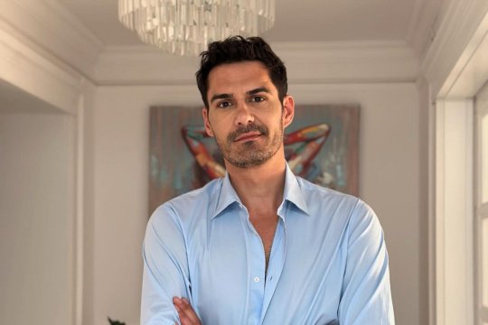 Poză de colecție cu George Burcea, alături de mama sa. Cum arăta actorul în copilărie