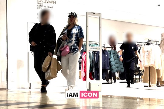 Anda Adam, ”confundată” cu soțul Joseph! Unde-s ținutele sumare de altădată?