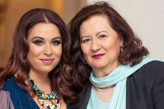 Zi tristă pentru Oana Roman. Vedeta a făcut pomana de nouă luni pentru mama ei