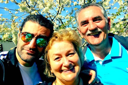 Smiley, cu tatăl lui la vot. Imaginea care a strâns mii de like-uri: ”Am găsit buletin”