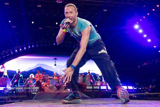 Chris Martin, la un pas de accidentare gravă pe scenă. Artistul a căzut chiar în timpul concertului, dar a fost prins la timp de un angajat