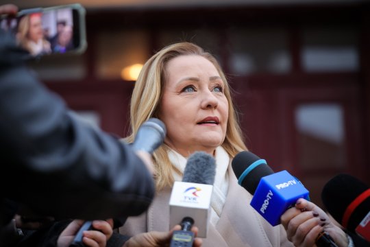 Cum s-a prezentat Elena Lasconi la secția de vot din Câmpulung Muscel. Detaliul pe care fanii l-au observat imediat