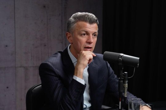 Ce spune Ovidiu Burcă despre copilăria sa: ”A trebuit să le fac în paralel pe amândouă până la un moment dat...”