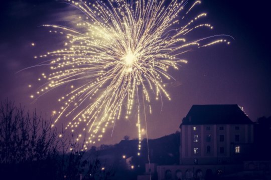 De ce nu este recomandat să porți culoarea roșie de Revelion 2025?