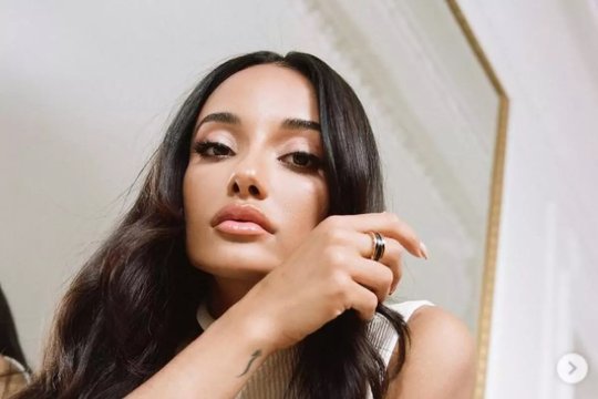Cine este Amina Muaddi, românca superbă care face pantofi de lux. Toate vedetele „s-au abonat” la ea