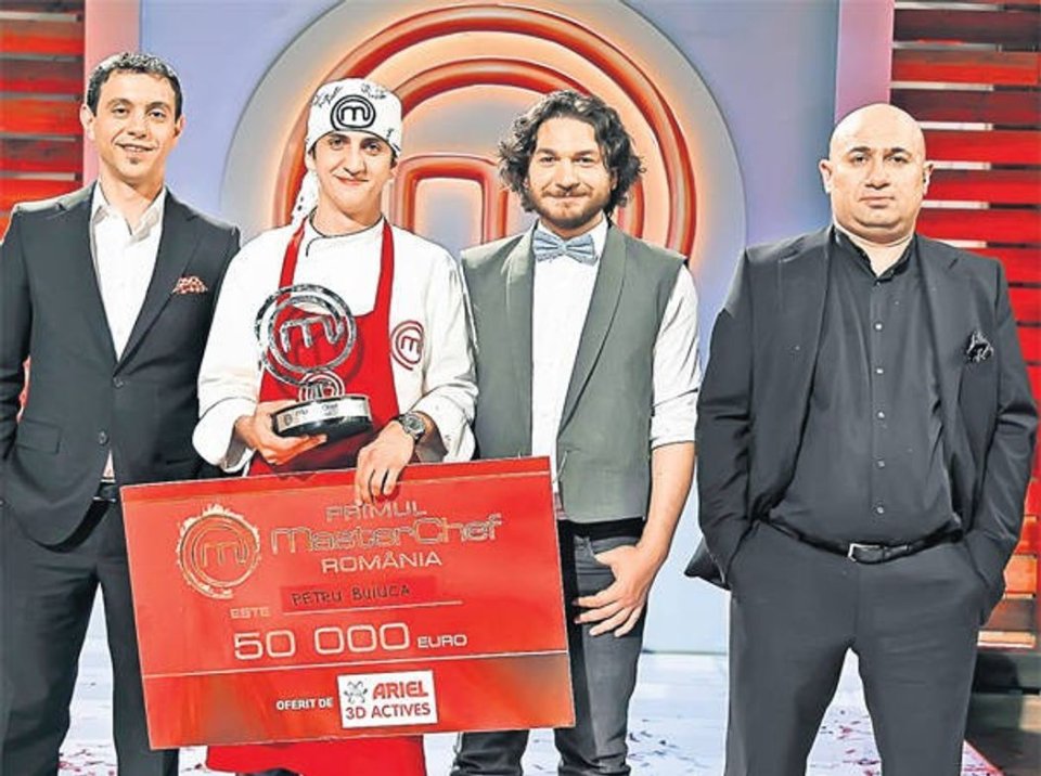 Petru Buiuca alături de Sorin Bontea, Florin Dumitrescu şi Cătălin Scărlătescu, după ce a câştigat MasterChef în 2012