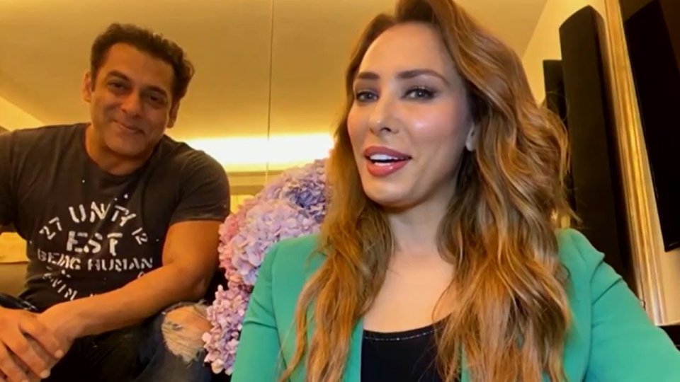 Iulia Vântur şi Salman Khan în timpul interviului de la Pro TV