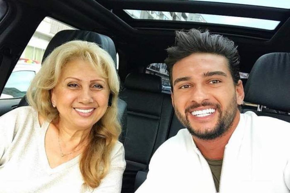 Dorian Popa, alături de "mamişor", aşa cum o alintă pe cea care i-a dat viaţă