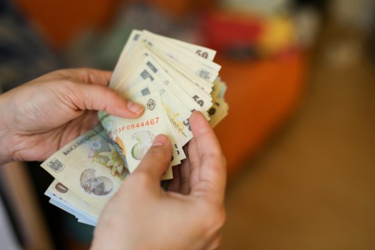Salariul mediu brut pe economie a fost 8480 lei în iunie, iar cel net 5176 lei | COMUNICAT