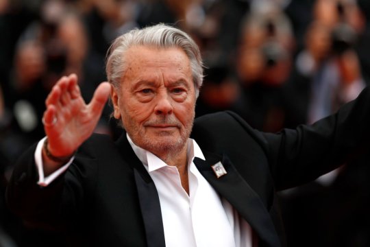 Imaginile durerii la casa lui Alain Delon. Ce au făcut fanii actorului, după moartea sa | FOTO
