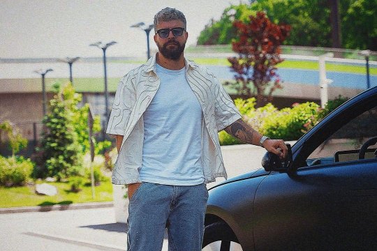 Cu ce mașină circulă Speak prin Capitală. Cât costă bijuteria pe patru roți a artistului