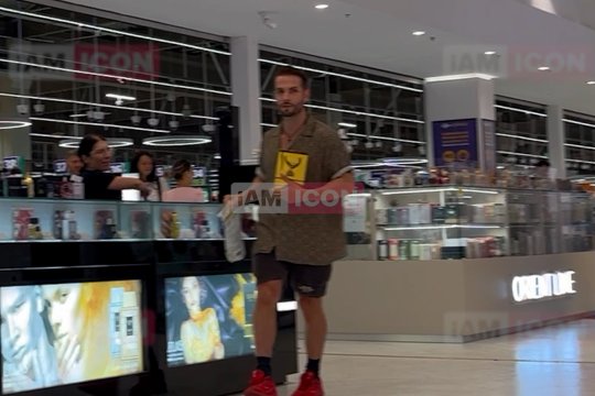 Randi „s-a parfumat” bine în mall, apoi a fugit pe ușa din spate! Cum a fost surprins fostul coleg de trupă al lui Marius Moga