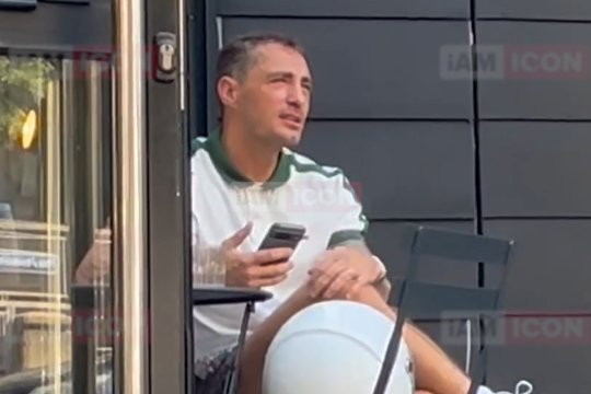 Vladimir Drăghia, pe stil italian, dar cam abătut. Fostul câștigător Exatlon s-a oprit la o cafenea, iar telefonul i-a ocupat tot timpul