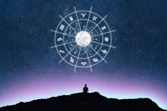 Horoscop weekend 21-22 septembrie. Nativii care au parte de un weekend plin