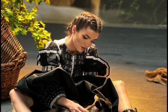 Cum se împarte Theo Rose între carieră şi viaţa de mămică: "Sufăr de fiecare dată"