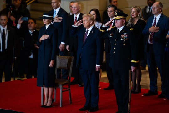 Ce spune Iulia Albu despre ținuta purtată de Melania la investirea lui Donald Trump: ”Ne dă o lecție”