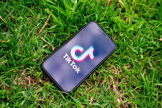 TikTok rescrie regulile luxului. Cum influențează rețeaua deciziile de cumpărare ale noii generații