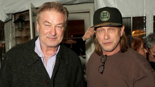Alec Baldwin, la un pas de tragedie! Actorul s-a izbit cu mașina de un copac în Hamptons