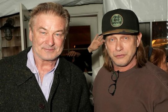 Alec Baldwin, la un pas de tragedie! Actorul s-a izbit cu mașina de un copac în Hamptons