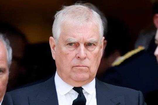 Prințul Andrew, în centrul unui nou scandal rușinos. Cartea Virginiei Giuffre îi spulberă ultima urmă de imagine