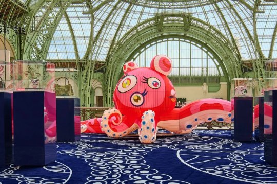 Arta, moda și visul japonez: noua colecție Louis Vuitton x Murakami la Art Basel Paris