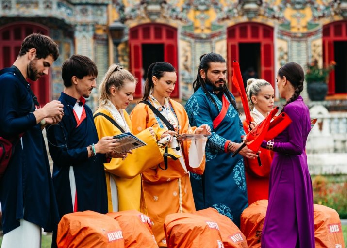 Alina Pușcău, alături de concurenții din Asia Express