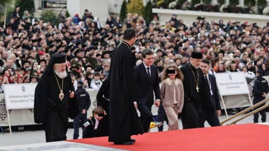 Mirabela Grădinaru, apariție surprinzător de elegantă la Catedrala Mântuirii Neamului! Soția lui Nicușor Dan a întors toate privirile cu ținuta ei