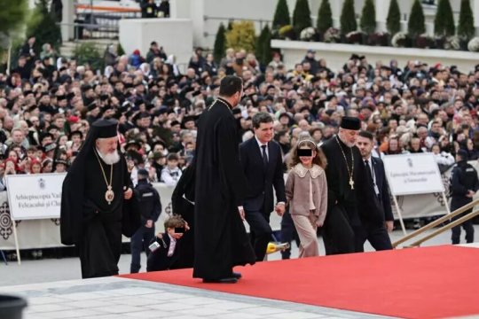 Mirabela Grădinaru, apariție surprinzător de elegantă la Catedrala Mântuirii Neamului! Soția lui Nicușor Dan a întors toate privirile cu ținuta ei