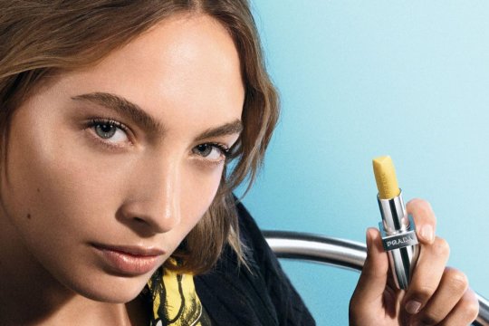 Banana Hit. Prada își transpune moștenirea grafică în frumusețe