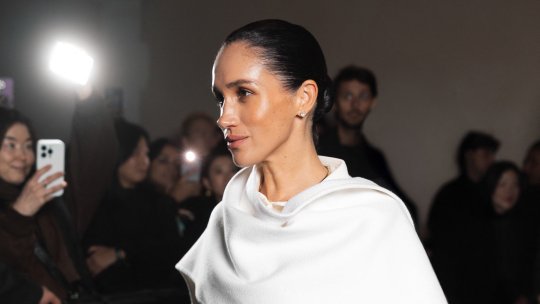 Meghan Markle, revenire de senzație pe podiumul modei! Cum a arătat la Paris Fashion Week, după o lungă absență