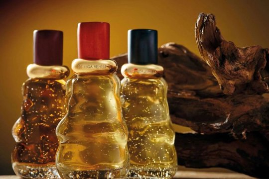 Bottega Veneta își amplifică semnătura olfactivă: noua serie Mezzanotte