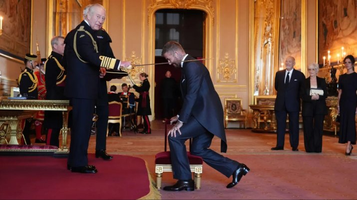 Momentul în care Regele Charles al III-lea îl înnobilează pe David Beckham