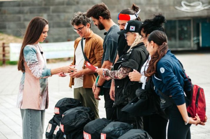 Concurenții, citind mesajele