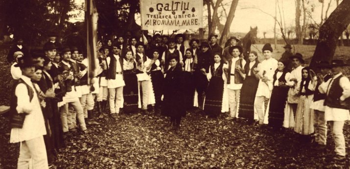 Locuitori ai satului Galtiu, surprinși înainte de a pleca spre Alba Iulia, la Marea Adunare Națională