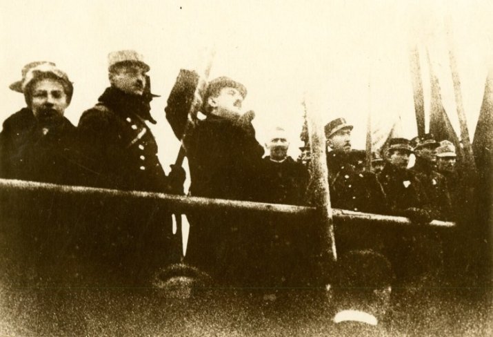 Dr. Aurel Vlad vorbește de la tribuna oficială amenajată pentru Marea Adunare Națională de la Alba Iulia