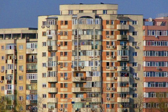 Greșeala care le poate aduce amenzi de 2500 lei românilor care locuiesc la casă și nu fac asta iarna, atunci când ninge afară