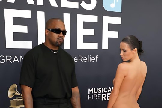 Kanye West a făcut senzație alături de Bianca Censori la Premiile Grammy 2025! Tânăra de 30 de ani a apărut în costumul Evei
