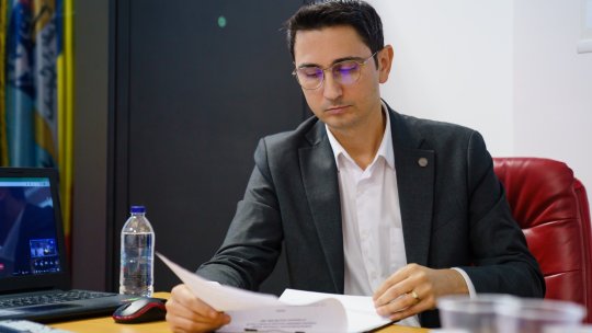 Cum ne protejăm de dezinformare și fake news? Profesorul Antonio Momoc susține un curs despre democrație și populism