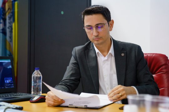 Cum ne protejăm de dezinformare și fake news? Profesorul Antonio Momoc susține un curs despre democrație și populism