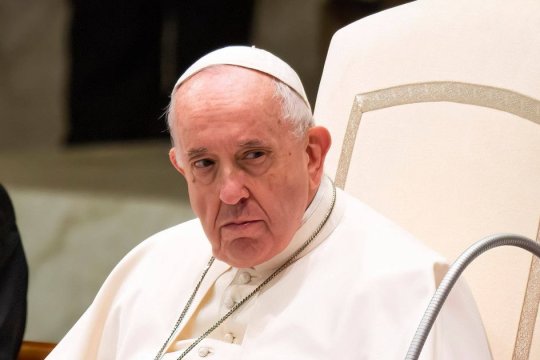 Care este dress code-ul la înmormântarea Papei Francisc. Suveranul pontif va fi îmbrăcat în haine roșii