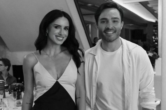 Ioana Grama, fotografiată cu Ed Westwick. Fostul soț a avut un mesaj ironic: „Nu ai fi avut așa copil frumos cu el!”
