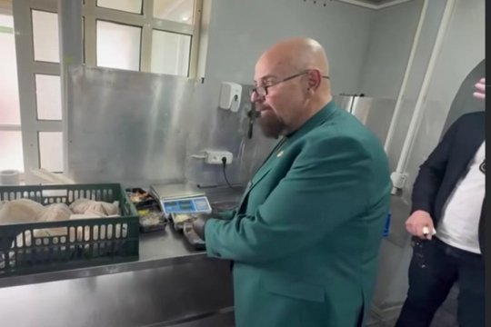 Carnea de pui din fast food-urile bucureștene, focar de infecție. Ce a descoperit Piedone