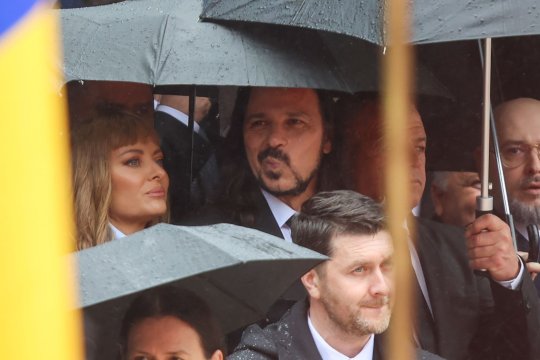 Delia face senzație la depunerea jurământului lui Nicușor Dan. Durerea de ceafă i-a furat show-ul președintelui!