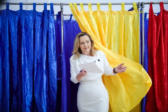 Cât costă rochia pe care Elena Lasconi a purtat-o la vot. Candidata USR a ales o ținută creată de Andreea Raicu: „Am votat cu credința că nicio femeie care are îndrăzneala să se apere nu va mai fi catalogată drept isterică”