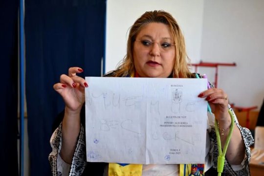 Diana Șoșoacă, scandal în secția de votare: ”Acesta este votul meu transparent. Puteți să-mi dați amendă!”