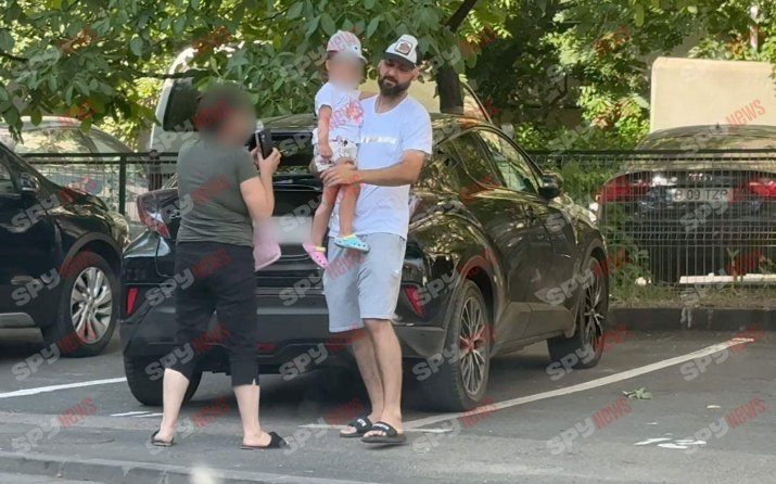 Alex a fost însoțit de mama Teodorei.