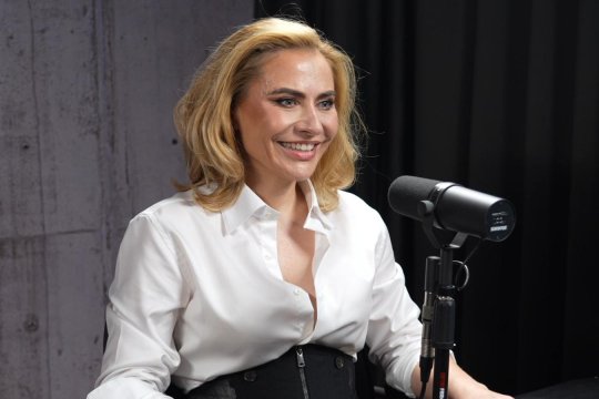 Adina Buzatu le explică bărbaților de ce bretelele sunt obligatorii la ținutele elegante: ”Altfel arătați ca de pe Dâmbovița!”