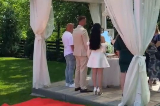 O fostă concurentă de la Mireasa s-a căsătorit civil cu iubitul ei. Ce a spus despre ziua nunții și cererea de pe plajă: „Marea ne-a fost martor”