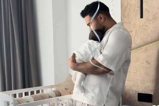 Jador și-a dus fiul acasă. Primele imagini cu artistul în rolul de tată: ”Fără cuvinte, doar lacrimi”